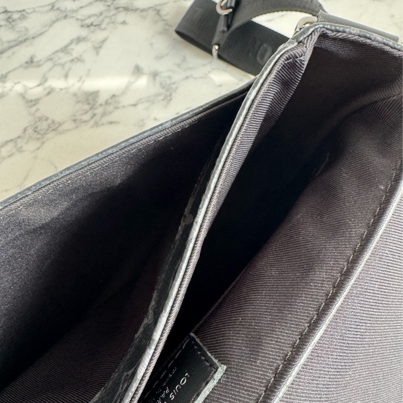 LV M46255黑花紋掀蓋斜背包 男生最愛😻-22