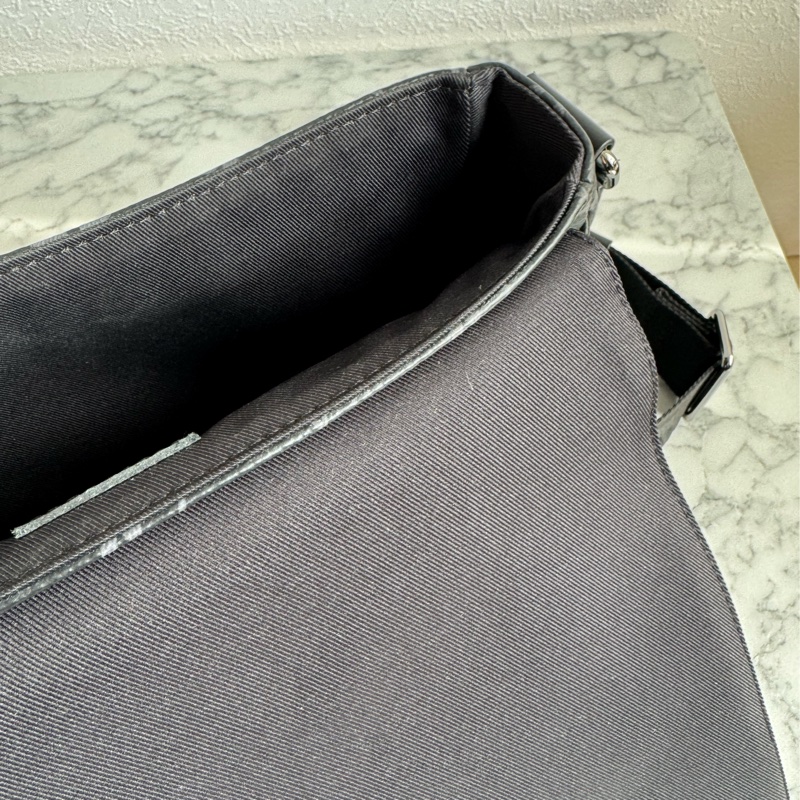 LV M46255黑花紋掀蓋斜背包 男生最愛😻-24