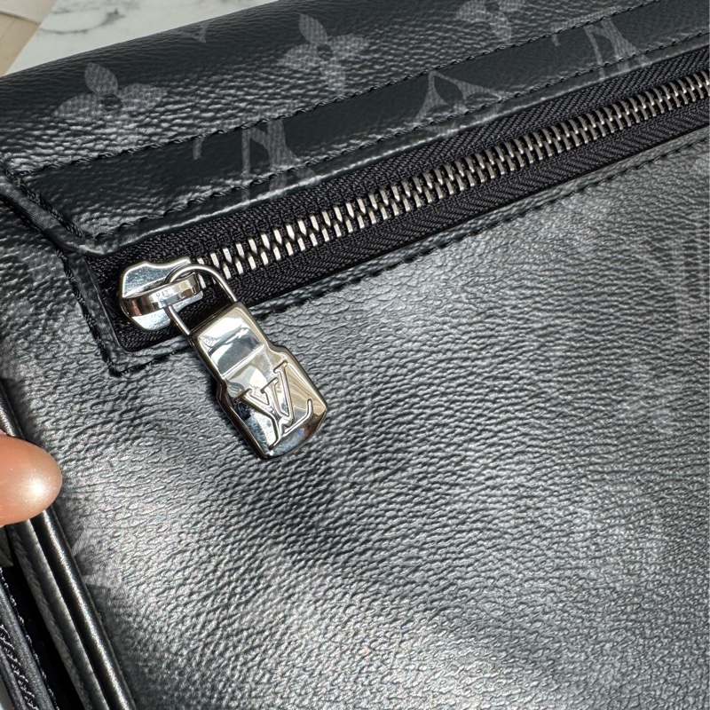 LV M46255黑花紋掀蓋斜背包 男生最愛😻-25