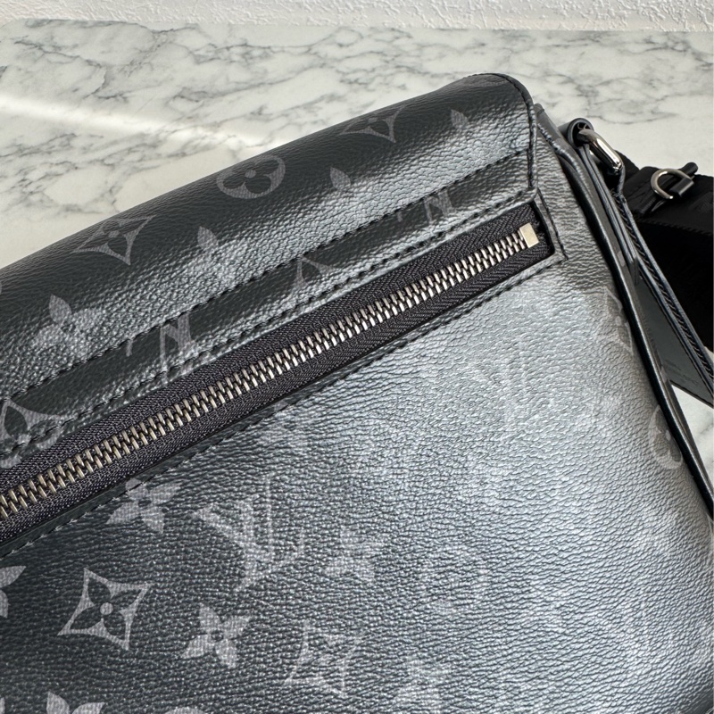 LV M46255黑花紋掀蓋斜背包 男生最愛😻-27
