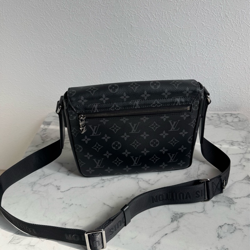 LV M46255黑花紋掀蓋斜背包 男生最愛😻-35