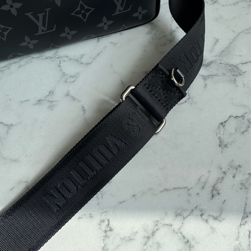 LV M46255黑花紋掀蓋斜背包 男生最愛😻-36