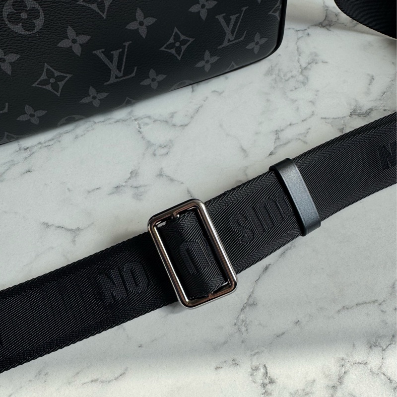 LV M46255黑花紋掀蓋斜背包 男生最愛😻-37