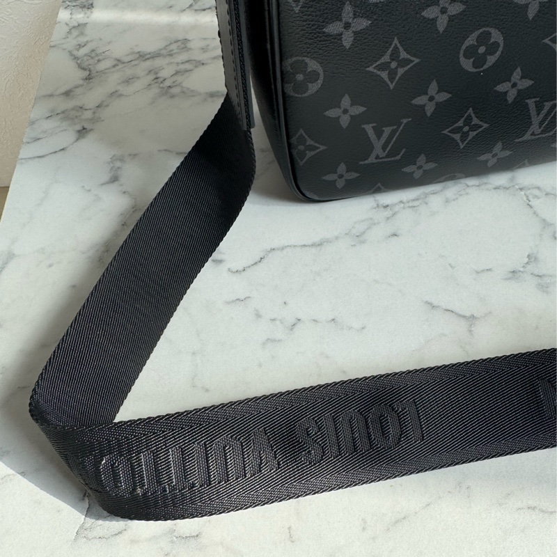 LV M46255黑花紋掀蓋斜背包 男生最愛😻-38