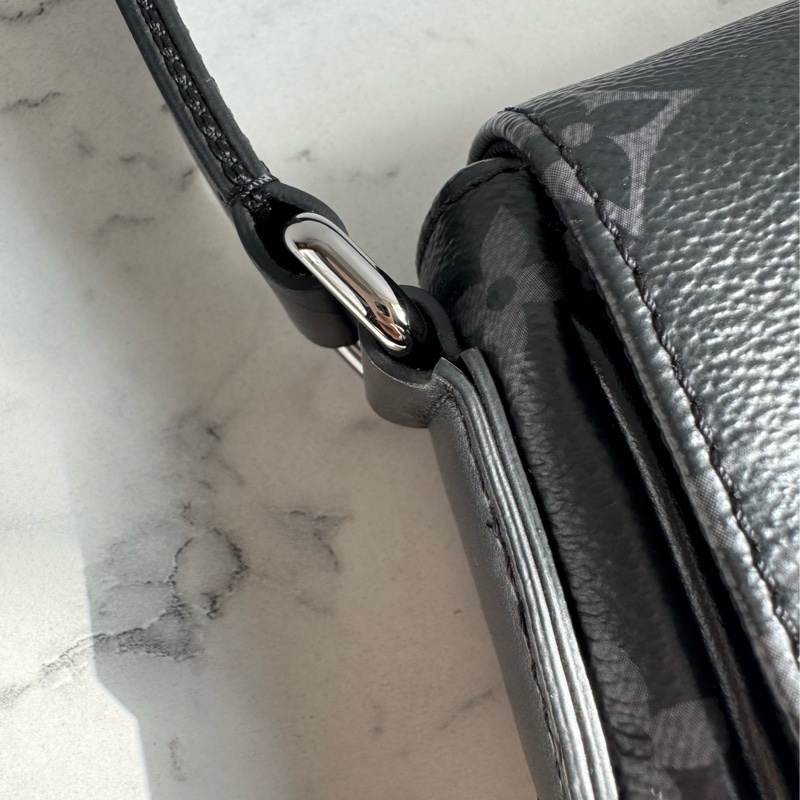 LV M46255黑花紋掀蓋斜背包 男生最愛😻-39