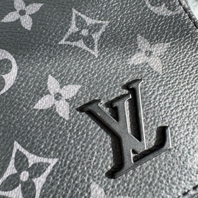 LV M46255黑花紋掀蓋斜背包 男生最愛😻-40
