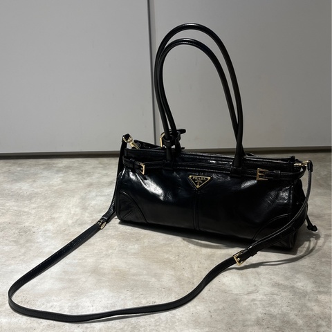 Prada Soft Lux Medium 黑色油蠟牛皮長柄包