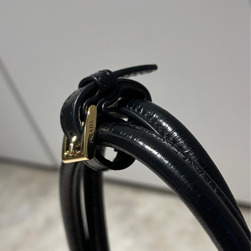 Prada Soft Lux Medium 黑色油蠟長柄包-2