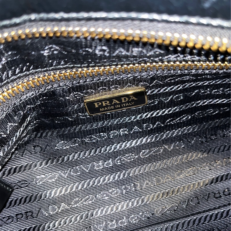 Prada Soft Lux Medium 黑色油蠟長柄包-4