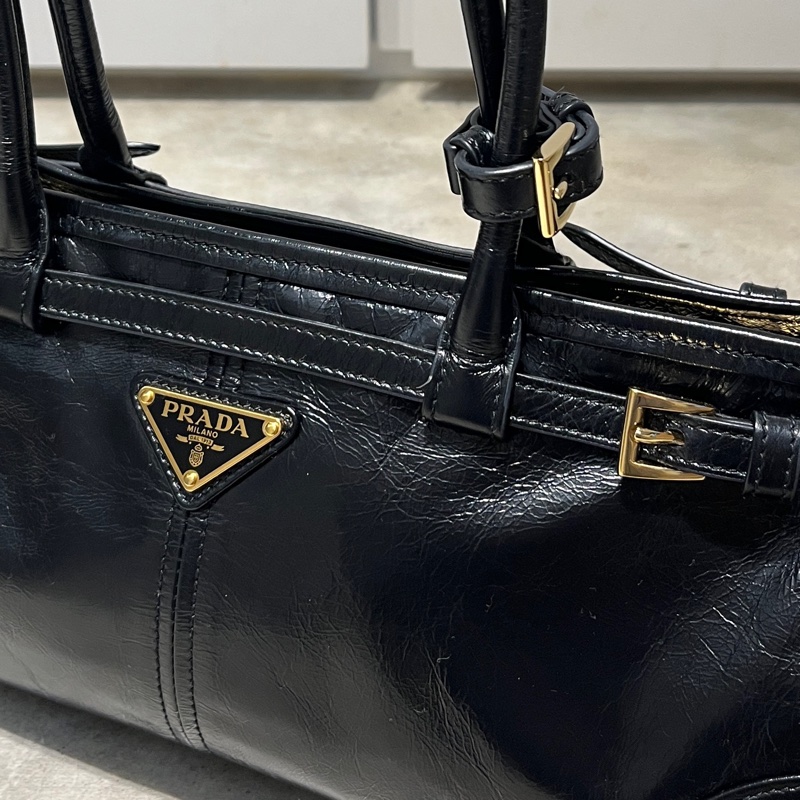 Prada Soft Lux Medium 黑色油蠟長柄包-5
