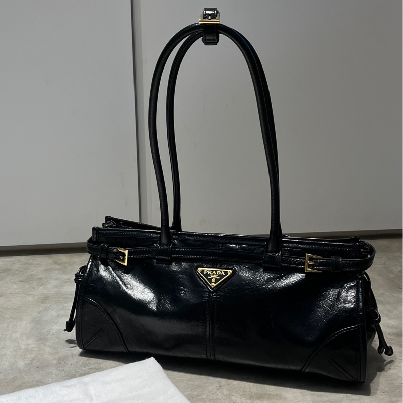 Prada Soft Lux Medium 黑色油蠟牛皮長柄包-6