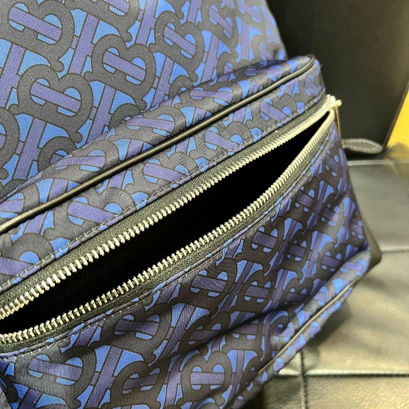 💎Han's house精品服飾💎 BURBERRY 格紋 後背包-1