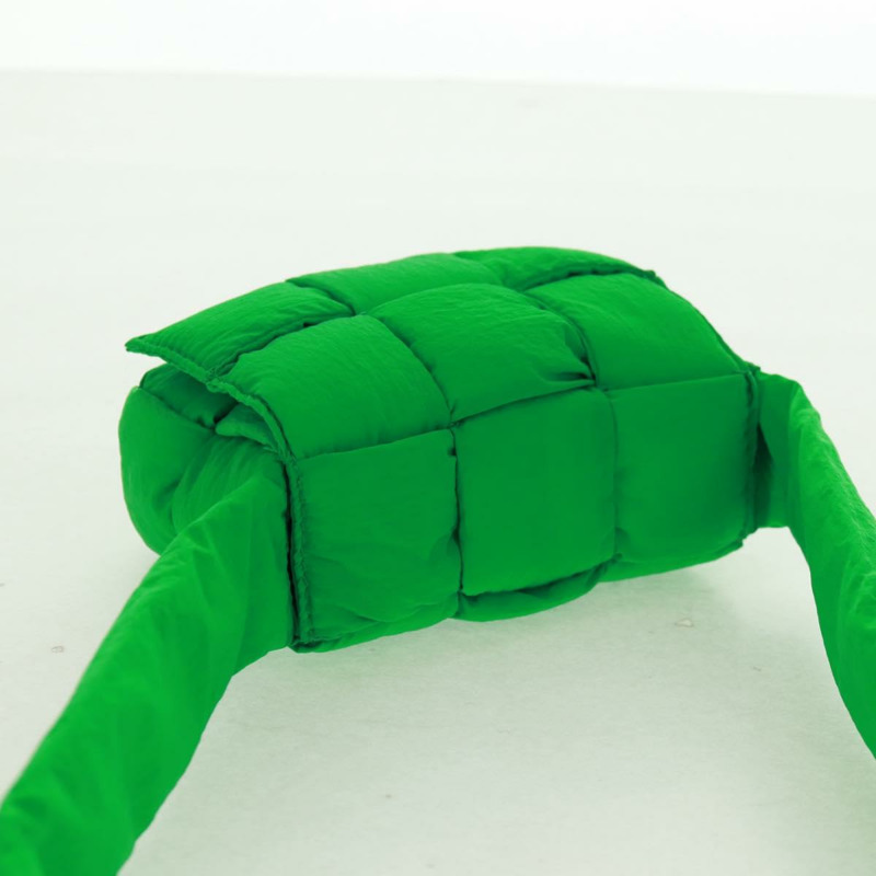 【日本直送】BOTTEGA VENETA MAXI INTRECCIATO 帶襯墊高科技卡式包尼龍正品 bs32291V-5