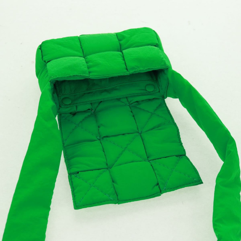 【日本直送】BOTTEGA VENETA MAXI INTRECCIATO 帶襯墊高科技卡式包尼龍正品 bs32291V-8