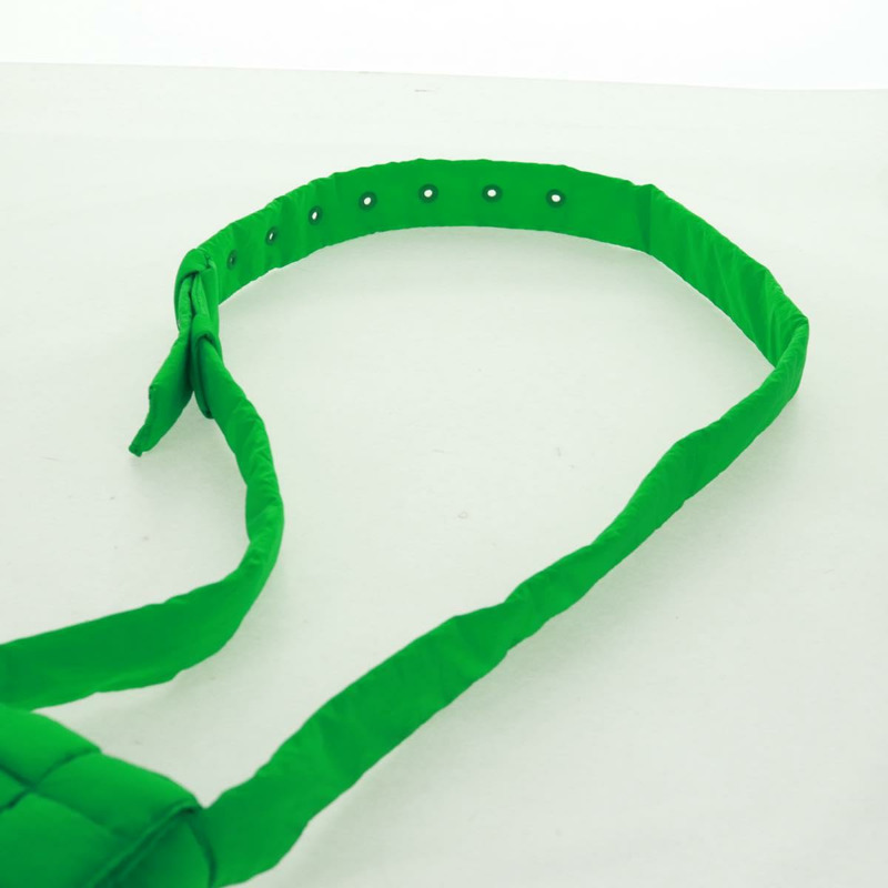 【日本直送】BOTTEGA VENETA MAXI INTRECCIATO 帶襯墊高科技卡式包尼龍正品 bs32291V-13