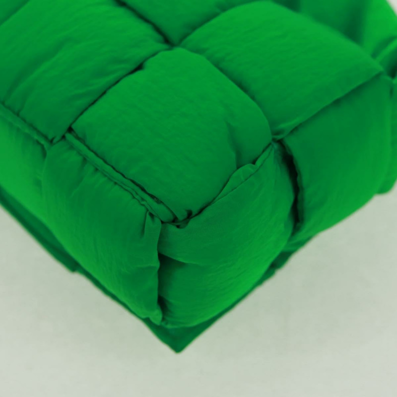 【日本直送】BOTTEGA VENETA MAXI INTRECCIATO 帶襯墊高科技卡式包尼龍正品 bs32291V-17