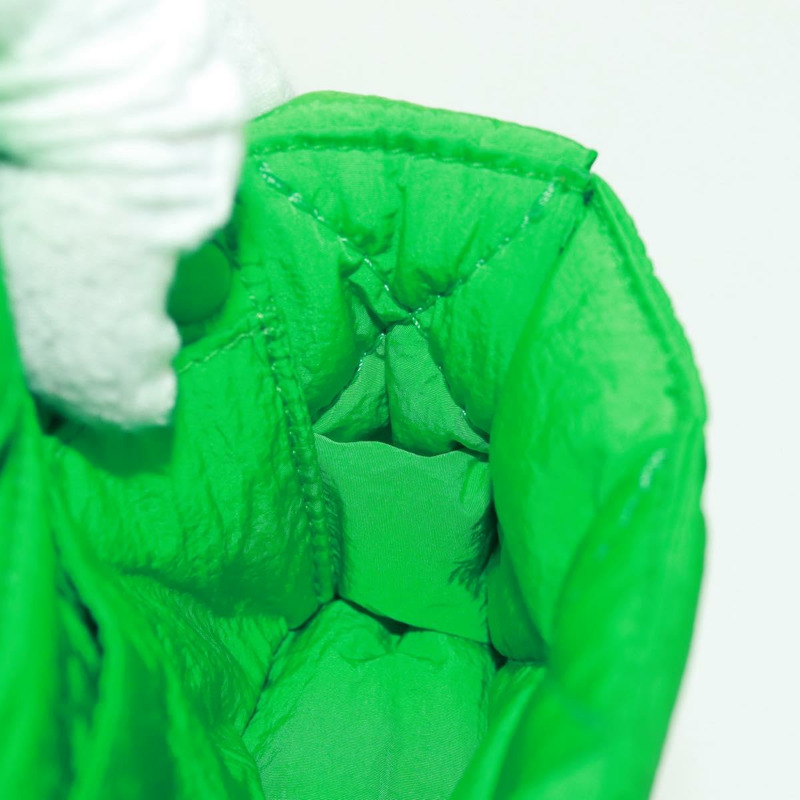 【日本直送】BOTTEGA VENETA MAXI INTRECCIATO 帶襯墊高科技卡式包尼龍正品 bs32291V-19