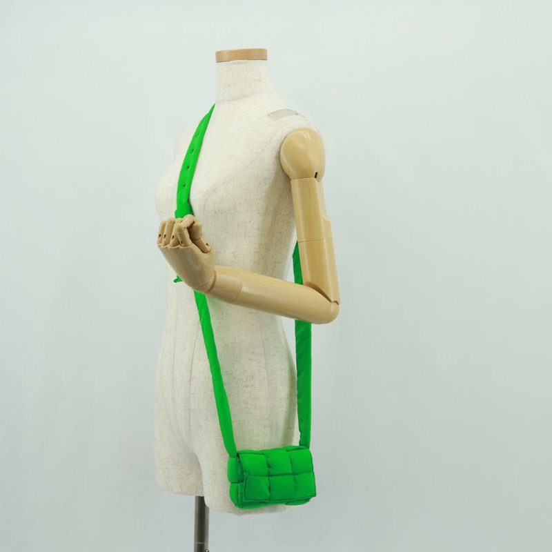 【日本直送】BOTTEGA VENETA MAXI INTRECCIATO 帶襯墊高科技卡式包尼龍正品 bs32291V-22