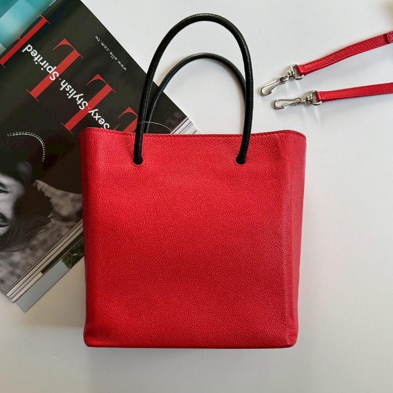 ✨短暫出門無腦帶 BALENCIAGA 紅色牛皮紙袋手提斜背包-1