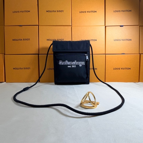 ‼️經典百搭 Balenciaga 巴黎世家 尼龍黑草寫logo 斜背小包/手機包