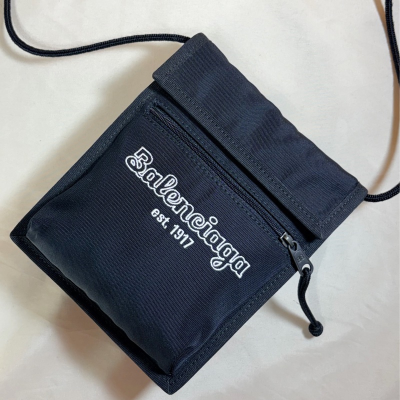 ✨經典百搭 Balenciaga 巴黎世家 黑草寫logo 斜背小包/手機包-1