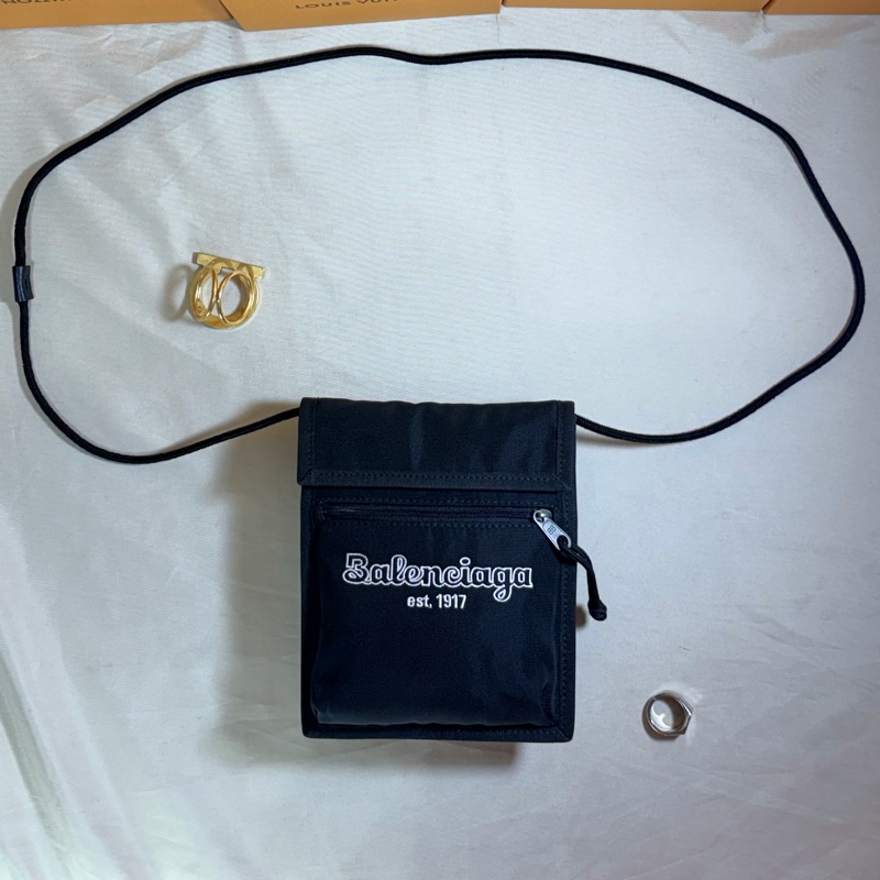 ✨經典百搭 Balenciaga 巴黎世家 黑草寫logo 斜背小包/手機包-2