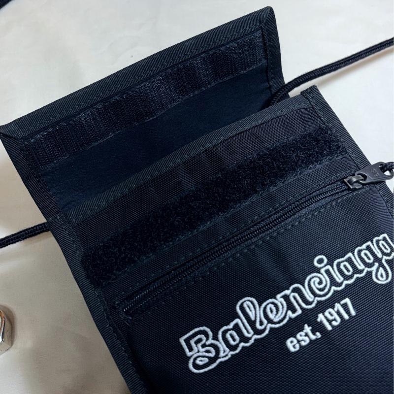 ✨經典百搭 Balenciaga 巴黎世家 黑草寫logo 斜背小包/手機包-4