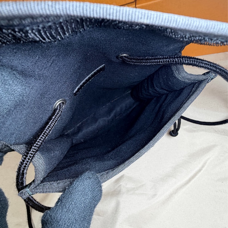 ✨經典百搭 Balenciaga 巴黎世家 黑草寫logo 斜背小包/手機包-5