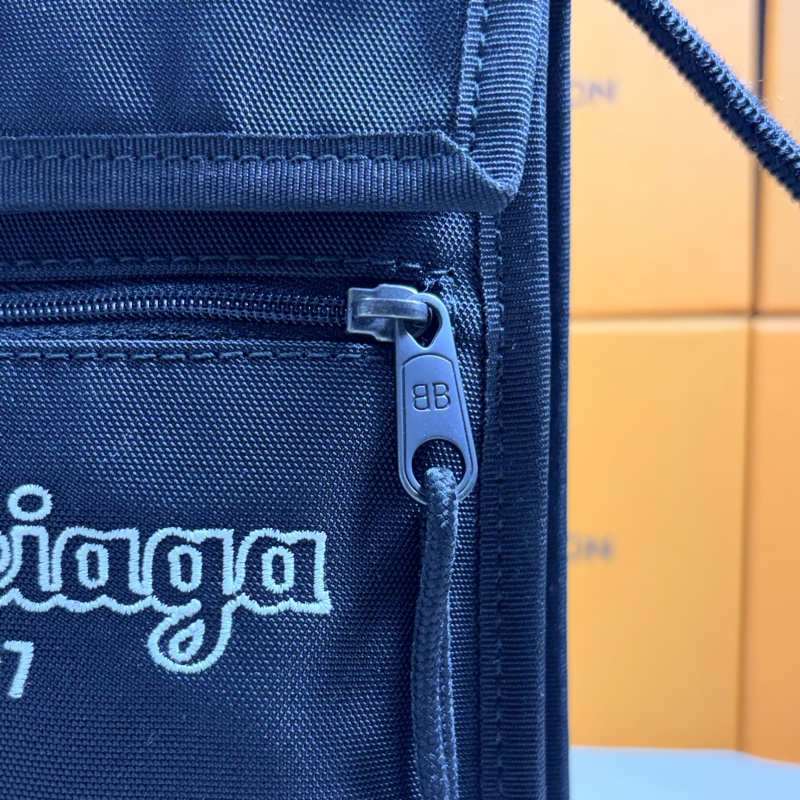✨經典百搭 Balenciaga 巴黎世家 黑草寫logo 斜背小包/手機包-7