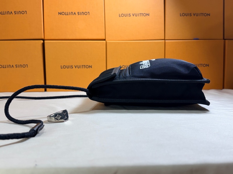 ✨經典百搭 Balenciaga 巴黎世家 黑草寫logo 斜背小包/手機包-8