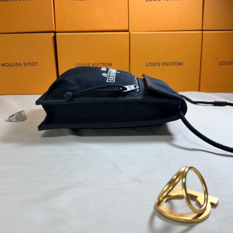 ✨經典百搭 Balenciaga 巴黎世家 黑草寫logo 斜背小包/手機包-9