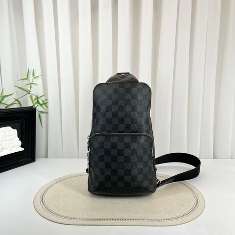 LV路易威登  黑灰棋盤格胸包 智能肩帶設計 可左替右換 包型硬挺 可單肩可斜挎