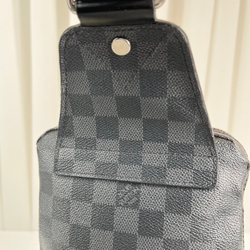 LV路易威登 黑灰棋盤格胸包 智能肩帶設計 可左替右換 包型硬挺 可單肩可斜挎-10