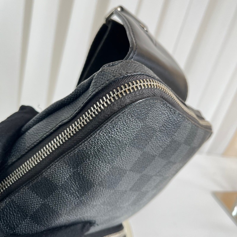 LV路易威登 黑灰棋盤格胸包 智能肩帶設計 可左替右換 包型硬挺 可單肩可斜挎-13