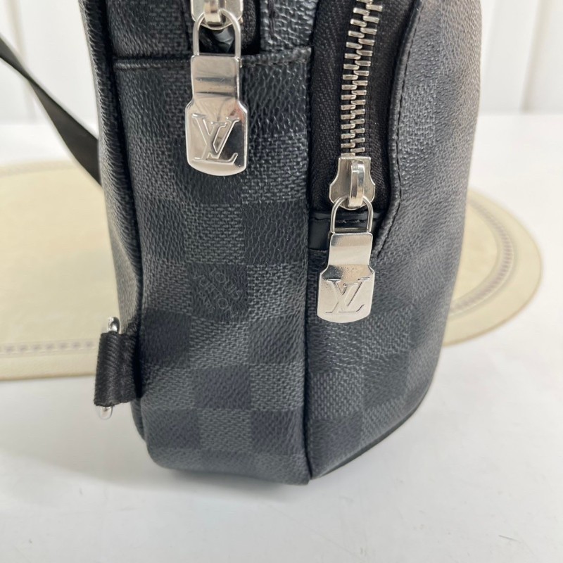 LV路易威登 黑灰棋盤格胸包 智能肩帶設計 可左替右換 包型硬挺 可單肩可斜挎-17