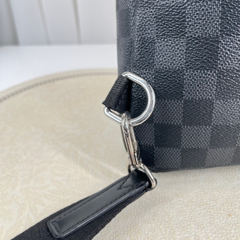 LV路易威登 黑灰棋盤格胸包 智能肩帶設計 可左替右換 包型硬挺 可單肩可斜挎-18