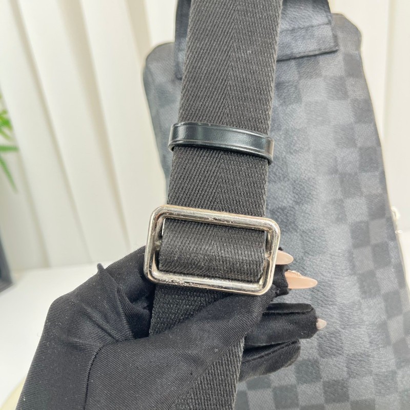 LV路易威登 黑灰棋盤格胸包 智能肩帶設計 可左替右換 包型硬挺 可單肩可斜挎-24