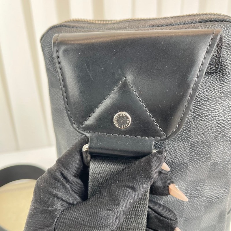 LV路易威登 黑灰棋盤格胸包 智能肩帶設計 可左替右換 包型硬挺 可單肩可斜挎-25