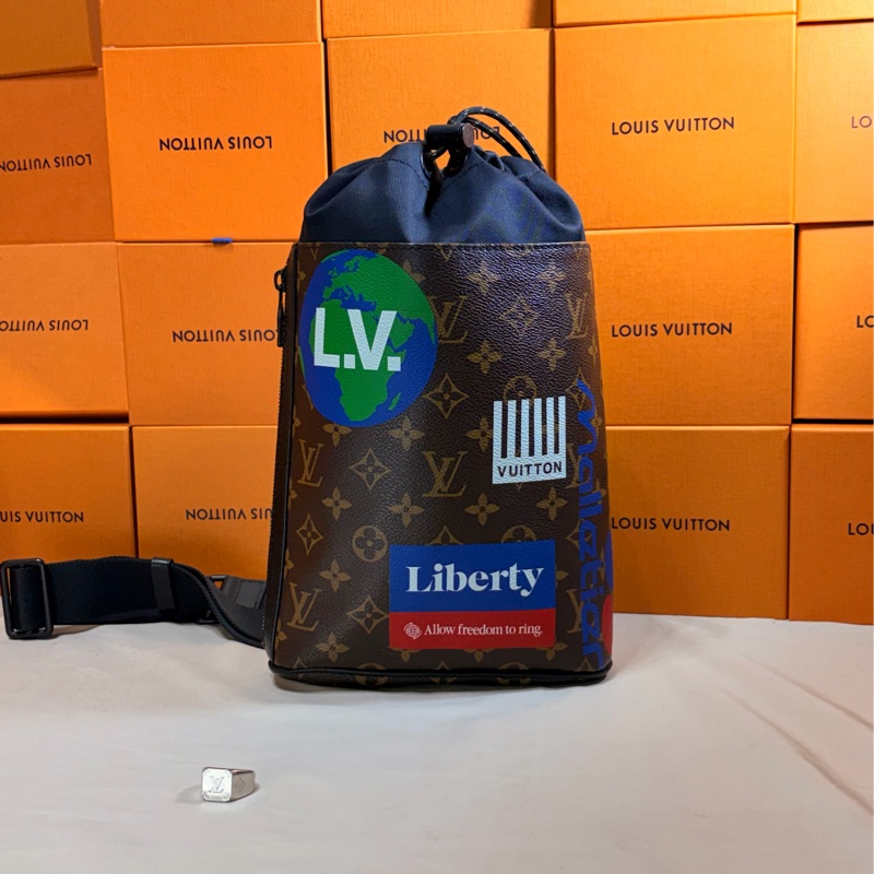 🥤百事可樂聯名LV  路易威登 Louis Vuitton 抽繩水桶老花大胸包/肩背包/斜背包-0