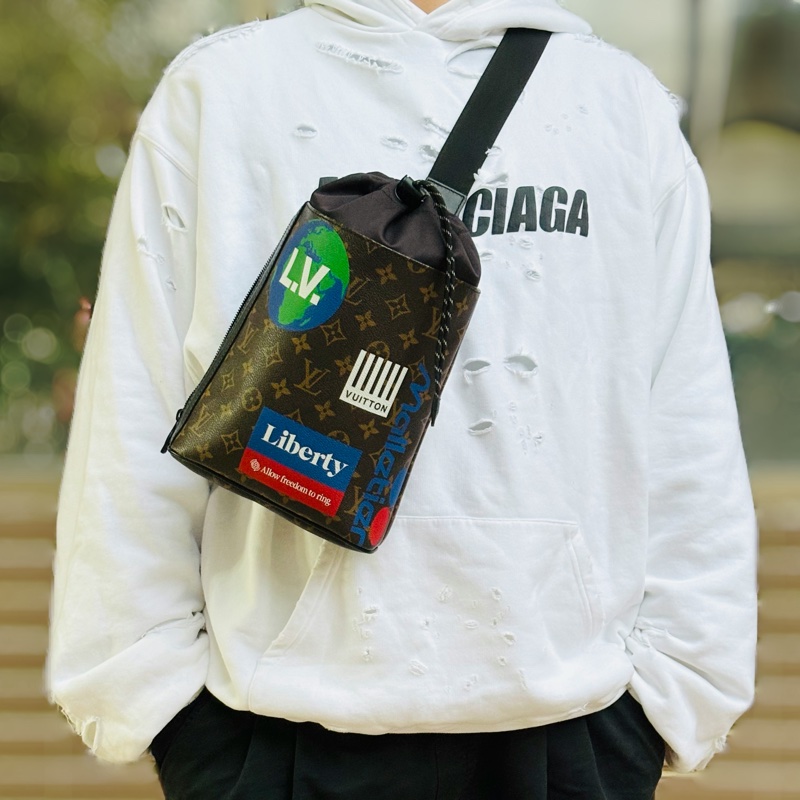 🥤百事可樂聯名LV  路易威登 Louis Vuitton 抽繩水桶老花大胸包/肩背包/斜背包-1