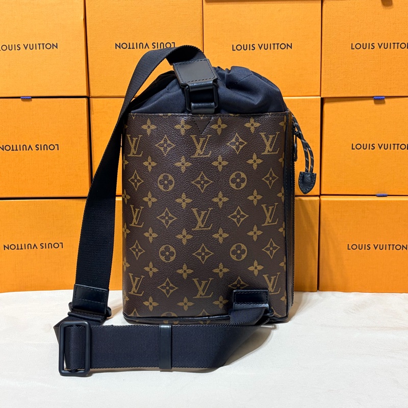 🥤百事可樂聯名LV  路易威登 Louis Vuitton 抽繩水桶老花大胸包/肩背包/斜背包-3
