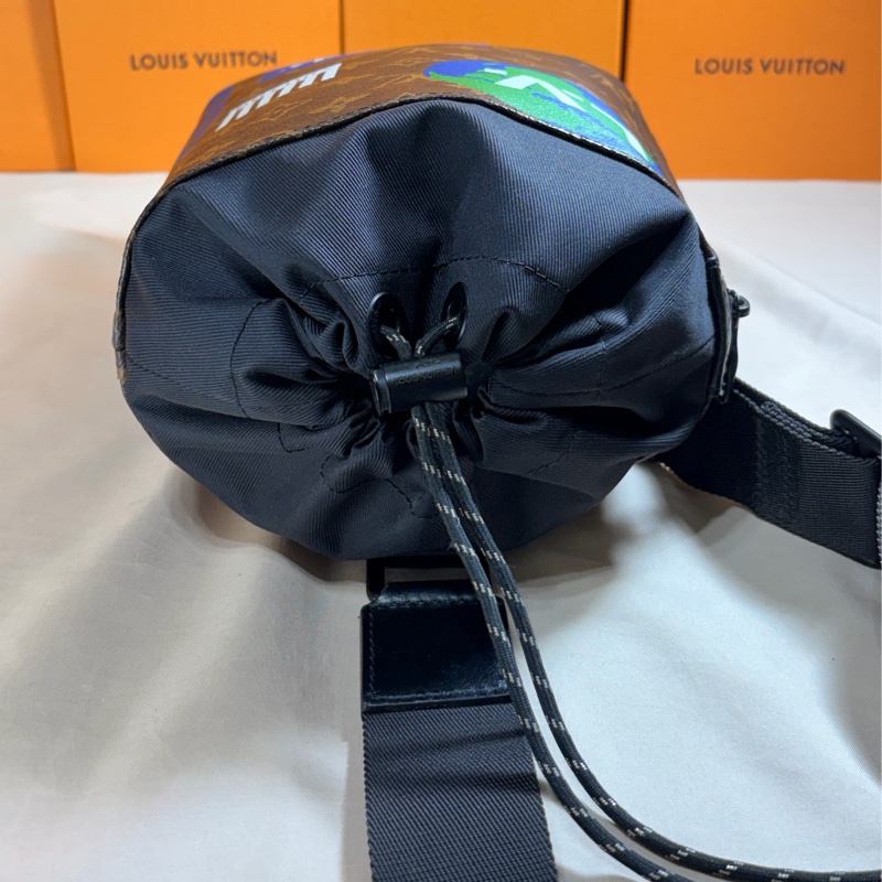🥤百事可樂聯名LV  路易威登 Louis Vuitton 抽繩水桶老花大胸包/肩背包/斜背包-4