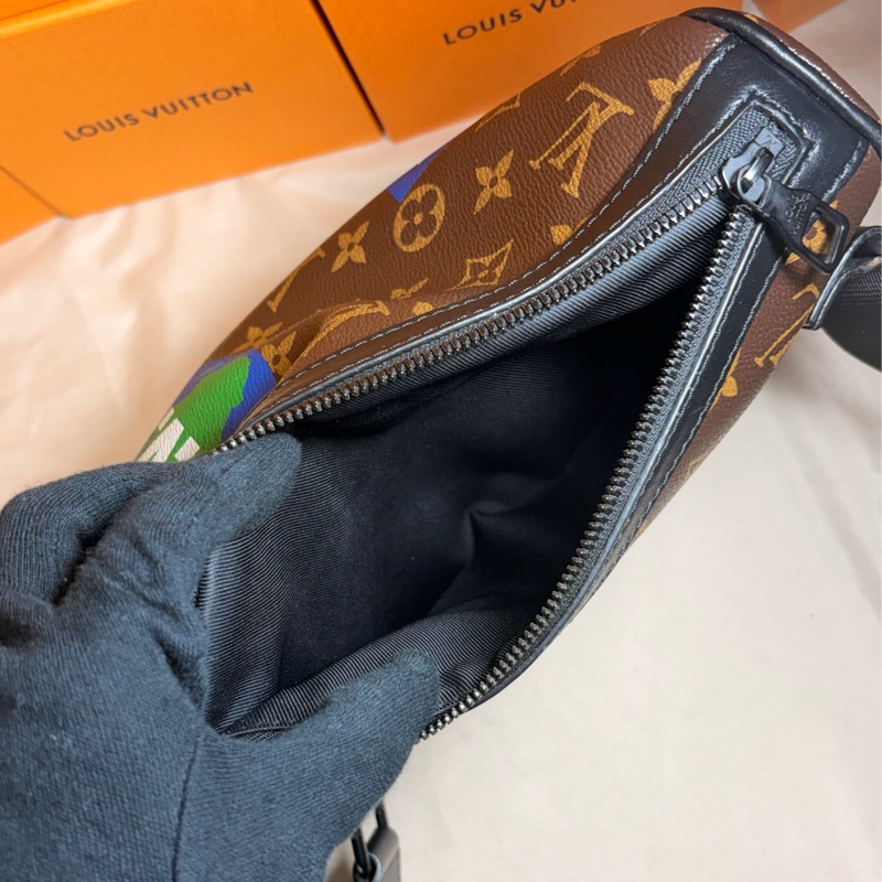🥤百事可樂聯名LV  路易威登 Louis Vuitton 抽繩水桶老花大胸包/肩背包/斜背包-6