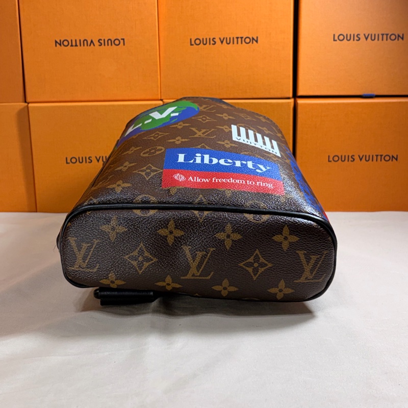 🥤百事可樂聯名LV  路易威登 Louis Vuitton 抽繩水桶老花大胸包/肩背包/斜背包-7