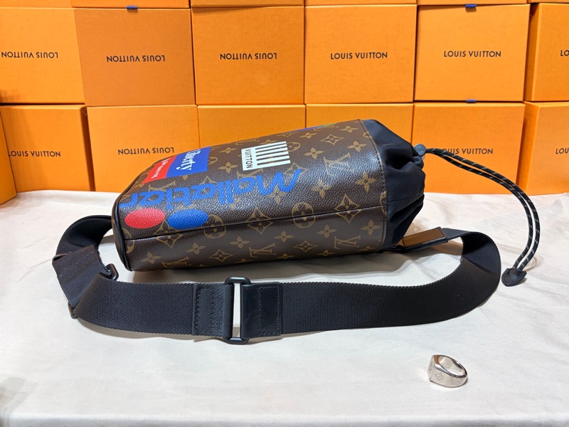 🥤百事可樂聯名LV  路易威登 Louis Vuitton 抽繩水桶老花大胸包/肩背包/斜背包-8