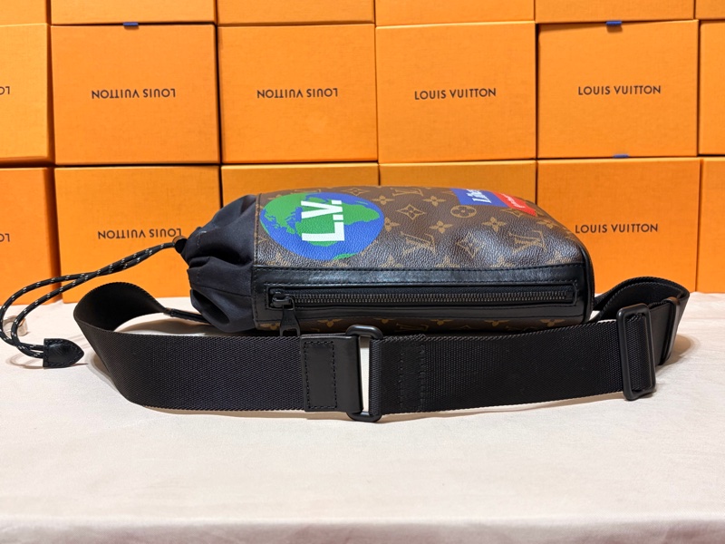 🥤百事可樂聯名LV  路易威登 Louis Vuitton 抽繩水桶老花大胸包/肩背包/斜背包-9