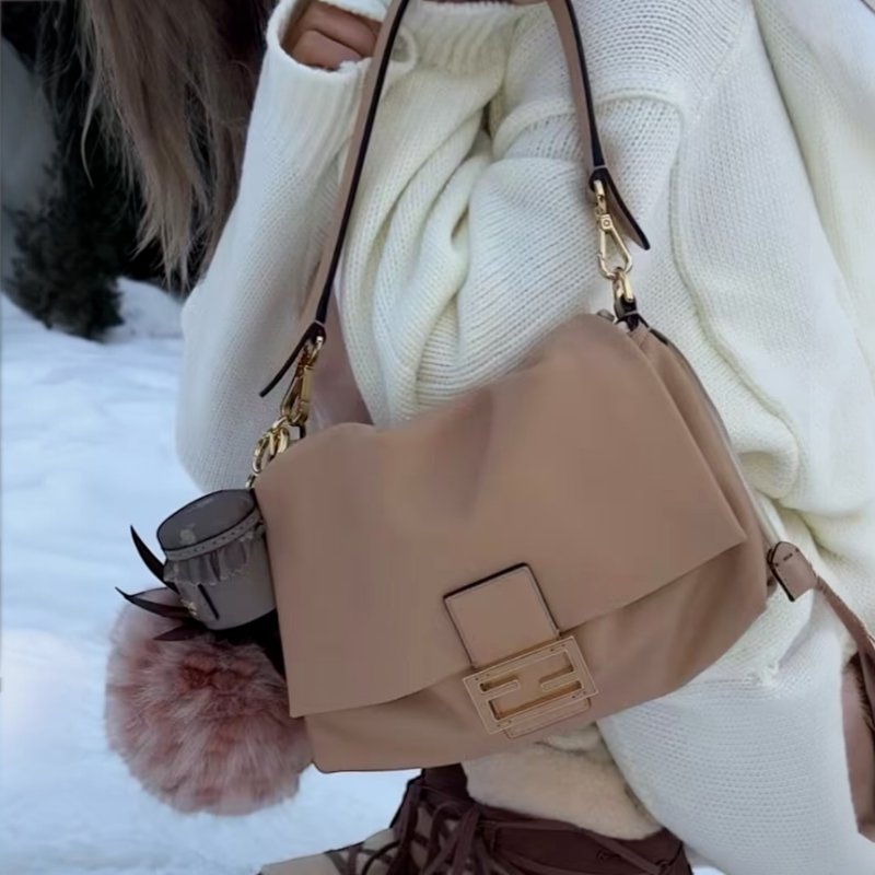 🎊新年特賣🧧Fendi 8BR834 大款納帕軟皮 Mamma Baguette 貝貴包 奶茶色-3