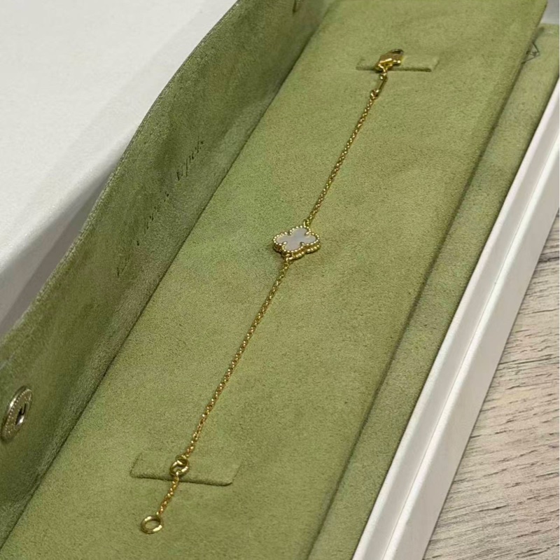 VCA白貝母小花手鏈-1