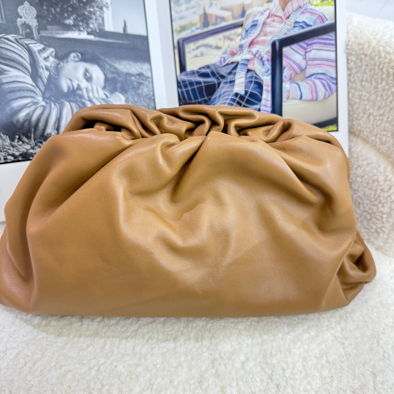 閑置未使用品BOTTEGA VENETA BV葆蝶家P OUCH系雲朵包-1