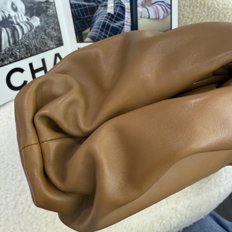 閑置未使用品BOTTEGA VENETA BV葆蝶家P OUCH系雲朵包-8